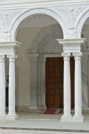 Entrance to the museum through the archのeditorial素材