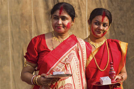 KOLKATA - OCTOBER 10: Two Women devotees during Durga Puja festival on October 10, 2011 in Kolkata, India.のeditorial素材