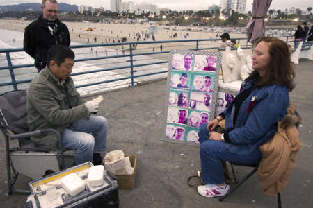 LOS ANGELES DECEMBER24th:Unidentfied Atrist makes clay statue of a model on XMAS weekend on December 24 2012 in Los Angeles USAのeditorial素材