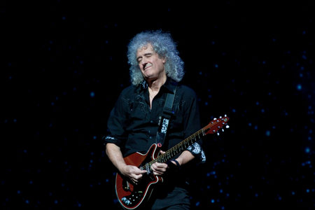 MINSK, BELARUS - MARCH 21, 2014  Brian May from Queen performs with Kerry Elils during  Acoustic by Candlelight Tour のeditorial素材