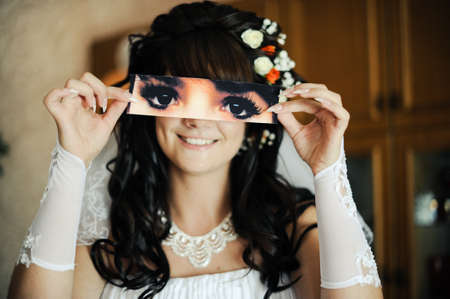 the bride closes a face a maskの写真素材