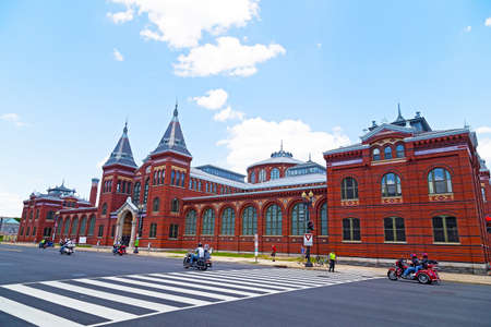 WASHINGTON, DC, USA - MAY 25: Motorcycles passing by Smithsonian building as part of the annual Rolling Thunder motorcycle ride for American POWs and MIA soldiers on May 25, 2014 in Washington, DC, USA. Rolling Thunder parade along Independence Ave. in Naのeditorial素材