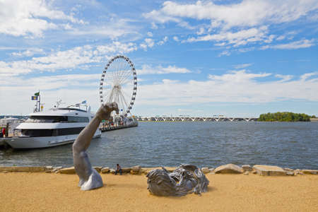 OXON HILL, MARYLAND, USA SEPTEMBER 11: Awakening Sculpture of National Harbor on September 11, 2016. The giant sculpture with a view on Ferris and Woodrow Wilson bridge.のeditorial素材
