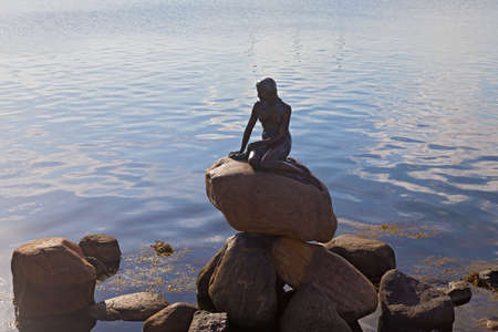 COPENHAGEN, DENMARK â JULY 16: The Little Mermaid bronze statue on July 16, 2014 in Copenhagen. The statue is on coastal rocks by the waterside at Langelinie promenade.のeditorial素材