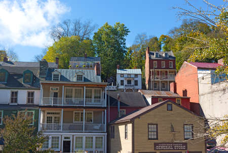 HARPERS FERRY, WEST VIRGNIA, USA â OCTOBER 24, 2017: Picturesque early fall view on historic town with reach civil was history.のeditorial素材