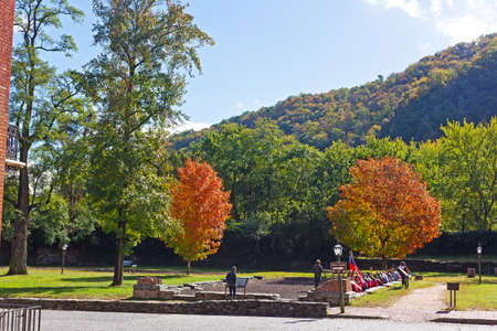 HARPERS FERRY, WV, USA â OCTOBER 24, 2017: School children during the American Civil War history lesson on the grounds of National Historic Park in autumn.のeditorial素材