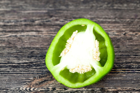 Cut half the green pepper lying during cooking