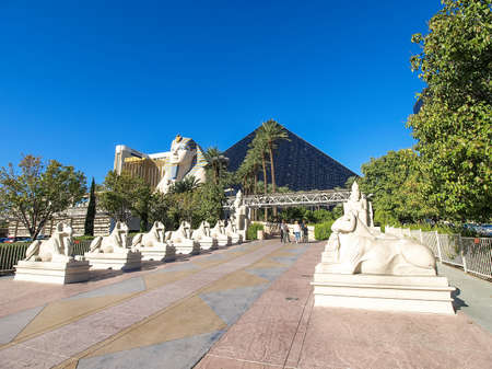 Las Vegas, USA - 15 July 2013: Walking in Las Vegas. City streets. Commercial and private buildings. Street life.のeditorial素材