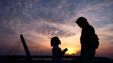 mom and girl at sunsetの写真素材