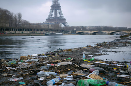 Seine river pollution and Eiffel Towerの素材