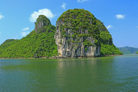 ha long bay cat ba islands and rock formations vietnamの写真素材