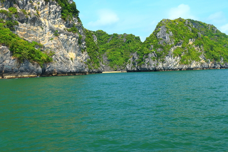 ha long bay cat ba islands and rock formationsの写真素材