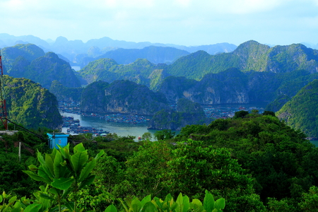 ha long bay cat ba islands and rock formationsの写真素材