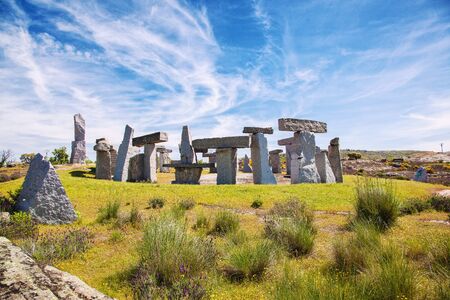 Monument de pierres suspendues, Los Santos, Espagne /  Hanging stone monument, Los Santos, Spainの写真素材