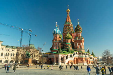 Moscow's red square, St. Basil's Cathedral and walking touristsのeditorial素材