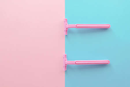Two Female Razors On The Pastel Background Light Pink and Blue Colors Mimimal Style Top View Flat Lay Open Space for Textの写真素材