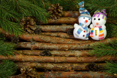 Snowmen on Christmas wooden pine backgroundの写真素材