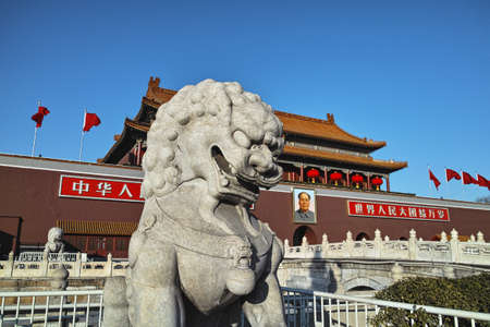 The stone lion statue and Tiananmen towerのeditorial素材