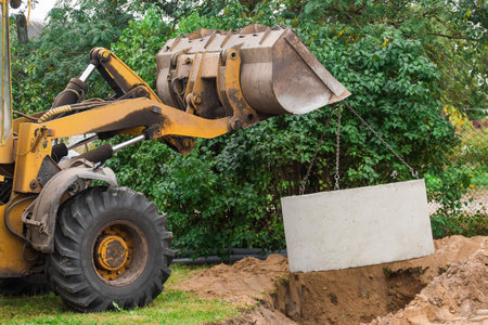 Hydraulic piston system of the excavator with a bucket, lowering into the pit on steel cables...