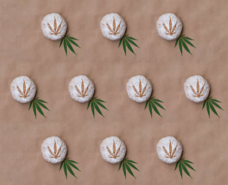 Pattern of cookies with cannabis leaf made with powdered sugar on the kraft background. Cannabis live resin extraction. Medical marijuana concept. Bannerの写真素材