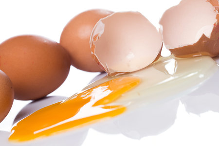 Close up of cracked egg