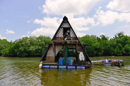 Feb 21, 2014 -  A group of peoples repairing the boat house at river in Johor Bahru.のeditorial素材
