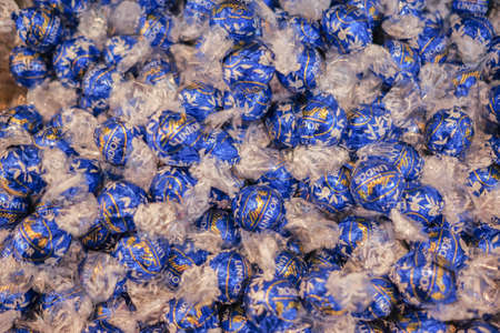 KLIA, MALAYSIA - NOVEMBER 11st , 2017 :Chocolate truffle candies Lindt Lindor in Kuala Lumpur International Airportのeditorial素材