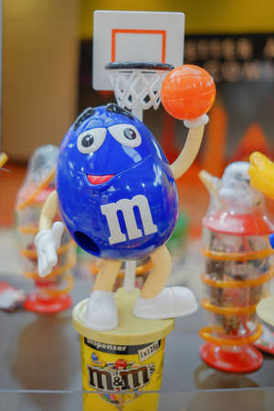 SEPANG, MALAYSIA - NOVEMBER 11st , 2017 : Photo of M&M's  chocolate brand at  Kuala Lumpur International Airportのeditorial素材