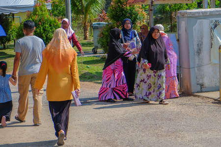 Muadzam Shah, Malaysia - May 9th, 2018: Malaysian citizens at a polling station for the Malaysian 14th general election on May 9, 2018, in Muadzam Shah, Malaysia.のeditorial素材