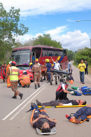 Muadzam Shah, Pahang - October 18th, 2018 : The medical team provided emergency treatment to victims...