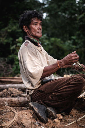 Muadzam Shah, Malaysia - March 12th, 2019 : Men of the Orang Asli split Kayu  Bertam using a knife. Bertam is a kind of palm tree found in Malaysian and Thai . His botanical name Eugeissona tristis.のeditorial素材