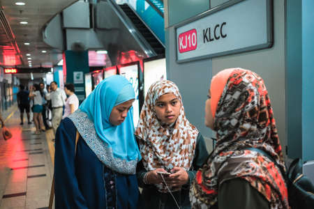 KUALA LUMPUR, MALAYSIA - December 31st ,  2017: Passengers are waiting for MRT Mass Rapid Transit arrival. MRT is Mass Rapid Transit Corporation Sdn Bhd, in Kuala Lumpur, Malaysia.のeditorial素材