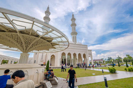 Sendayan, Malaysia- November 3rd, 2019 : A beautiful  picture of Masjid Sri Sendayan during afternoon with people going for afternoon prayer. It is currently the biggest mosque in Negeri Sembilanのeditorial素材