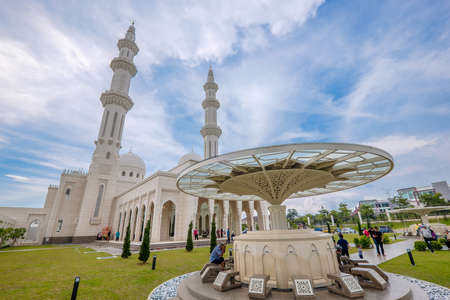 Sendayan, Malaysia- November 3rd, 2019 : A beautiful  picture of Masjid Sri Sendayan during afternoon with  Muslim man perform ablution (wudhu) before prayer. It is currently the biggest mosque in Negeri Sembilanのeditorial素材