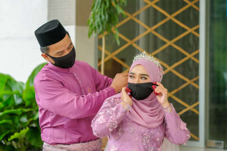 Muadzam Shah, Malaysia - May 9th,  2020 : A muslim couple getting solemnization  in medical face masks during coronavirus pandemic. COVID-19 weddings.のeditorial素材