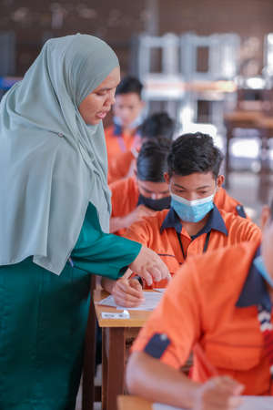 Muadzam Shah, Malaysia - July 8th,2020: Muslim teacher smiling to her student who answer the questionのeditorial素材