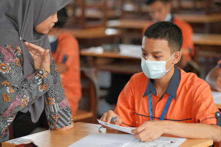 Muadzam Shah, Malaysia - July 8th,2020: Muslim teacher smiling to her student who answer the questionのeditorial素材