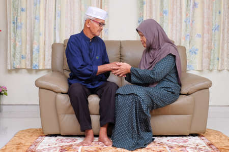 Muadzam Shah, Malaysia - June 21st, 2020 :  Wife asking her husband for forgiveness as part of the the Islamic celebration of Hari Raya Aidilfitri (Eid al-Fitr).のeditorial素材