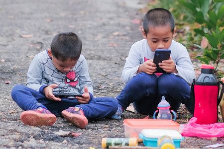 Muadzam Shah, Malaysia - September 13th, 2020 : Hiking family  having food at a  top of Ridan Hill  in Muadzam Shah, Malaysia. Family hiking on vacation.のeditorial素材
