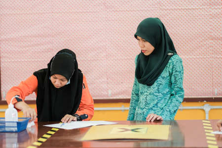Muadzam Shah, Malaysia - October 5th, 2020 :  Teacher  and Asian  students learning and doing a chemical experiment in the experiment laboratory class at school.Education conceptのeditorial素材