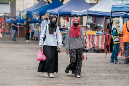 Muadzam Shah , Malaysia - April 24th, 2021 :  Customers at a refreshment stall in a Ramadan food bazaar in Muadzam Shahのeditorial素材