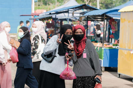 Muadzam Shah , Malaysia - April 24th, 2021 :  Customers at a refreshment stall in a Ramadan food bazaar in Muadzam Shahのeditorial素材