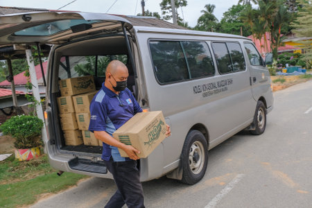 Muadzam Shah, Malaysia - Juky 14th, 2021 : Volunteers delivering drinking water packs to the residents due to water supply disruption in Keratongのeditorial素材