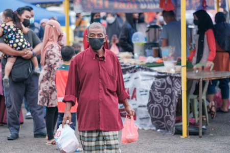 Muadzan Shah, Malaysia - April 8th, 2022:  Crowd along a stretch of stalls at a ramadhan bazaar  in Muadzam Shah. The bazaar is a famous market offering varied Malay food for iftar or buka puasa.のeditorial素材