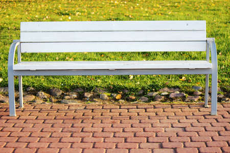 Bench in autumn parkの写真素材