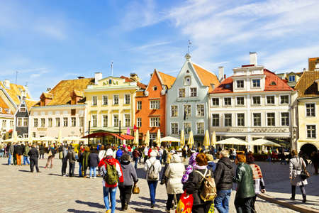 Street in old town. Tourists walking through the Town Hall Square in historical part of Tallinのeditorial素材