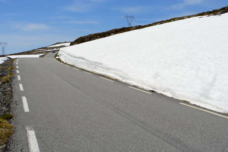 empty winter road high in the mountans
の写真素材