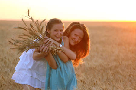 mother holding a hands of daughter at the wheat field
の写真素材