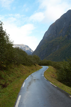 road at the norwegian mountains