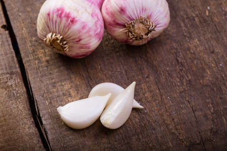 garlic lying on a wooden table
の写真素材